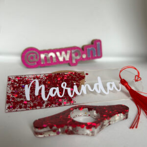 Epoxy boekenlegger met rode glitters