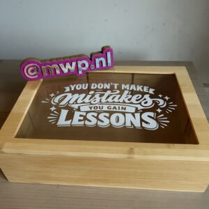 Houten memory doos met een glasplaat in de deksel waar een quote op staat